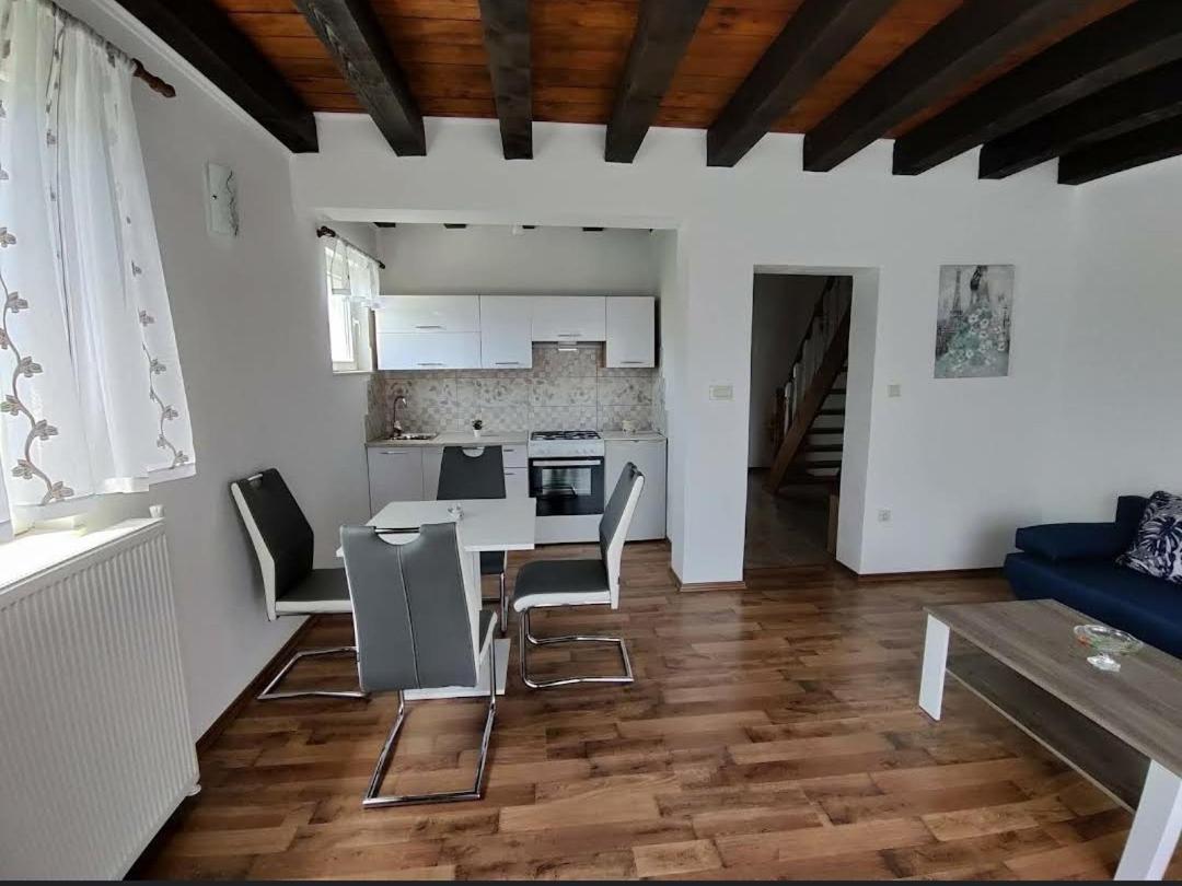 Apartman Niki Lic Экстерьер фото